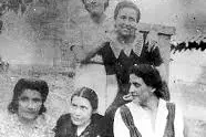 Marianna Bussalai (seduta, al centro) con le amiche