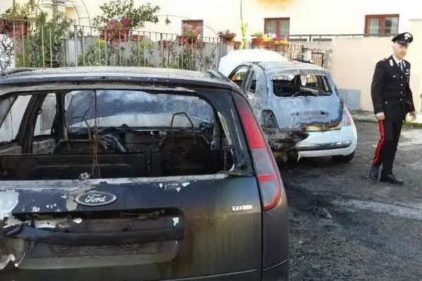 Le auto distrutte dalle fiamme