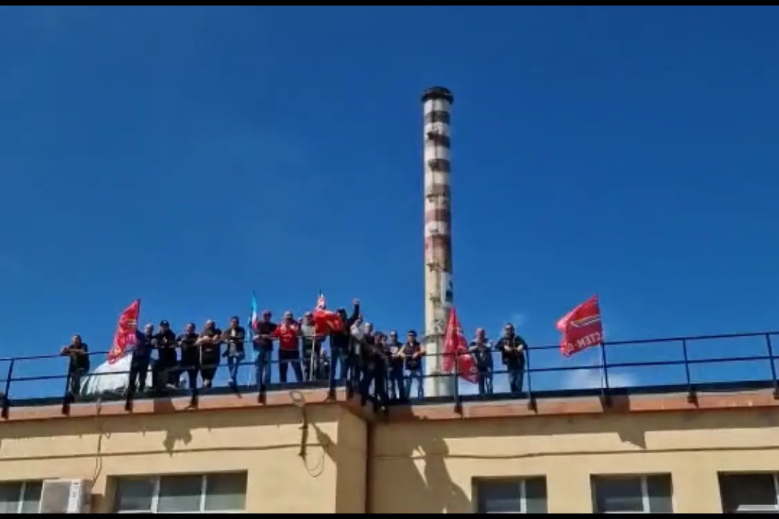 I lavoratori sul tetto della fonderia di San Gavino (foto Pittau)