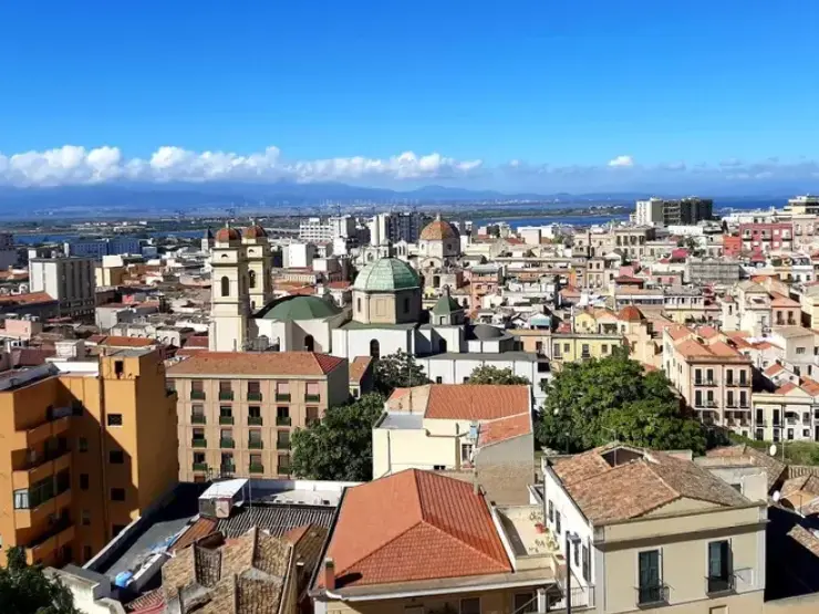 After the frost, the weather is improving on the island: milder temperatures will be expected over the weekend, but clouds will return on Monday. Cagliari (foto Ansa)