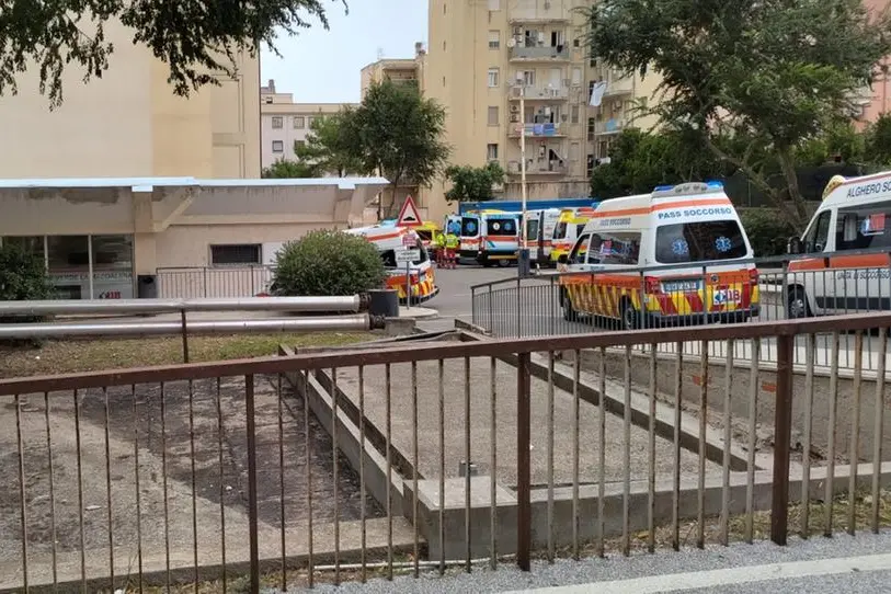 Le ambulanze in coda (Foto Tellini)