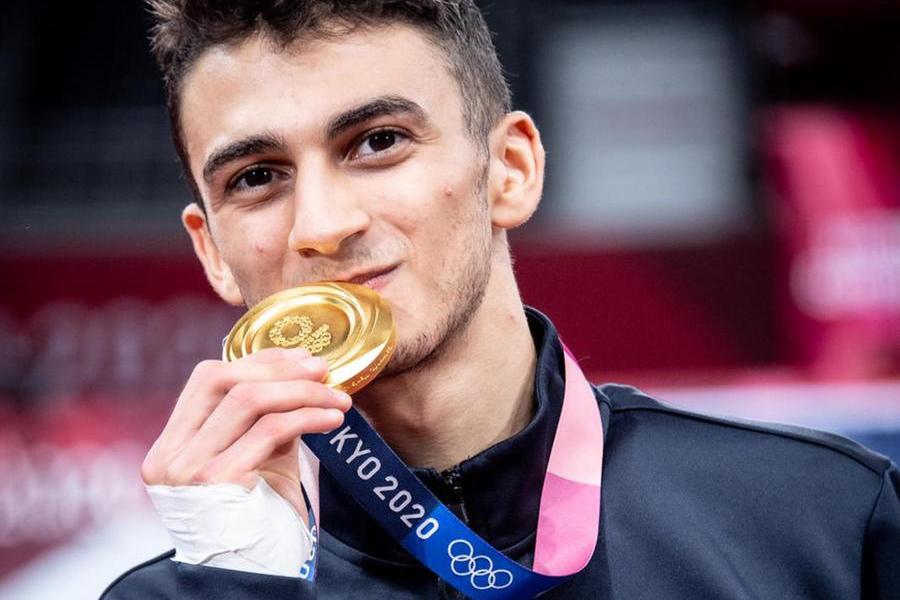 Vito Dell'Aquila con la medaglia d'oro nel taekwondo 58 kg (Ansa)