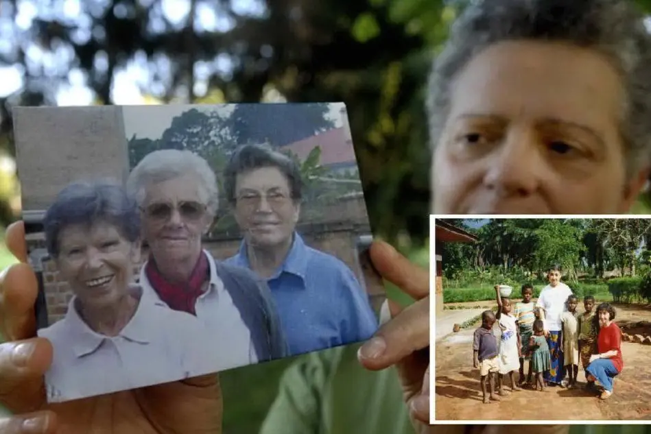 Una missionaria mostra la foto delle tre missionarie uccise in Burundi - nel riquadro Mercedes Murgia coi &quot;suoi&quot; bambini