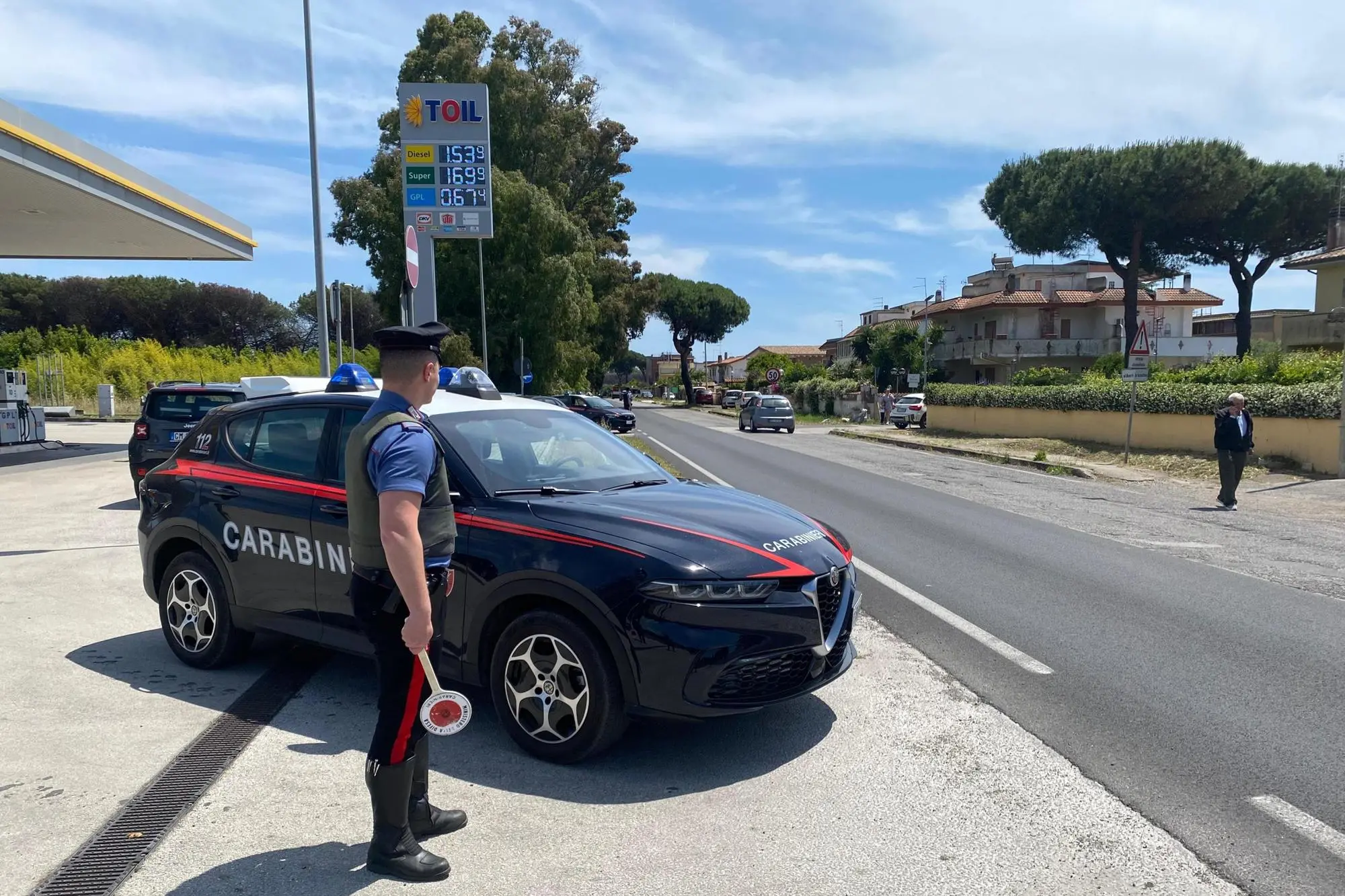 I carabinieri nei pressi del distributore dove è avvenuto l'omicidio (Ansa)