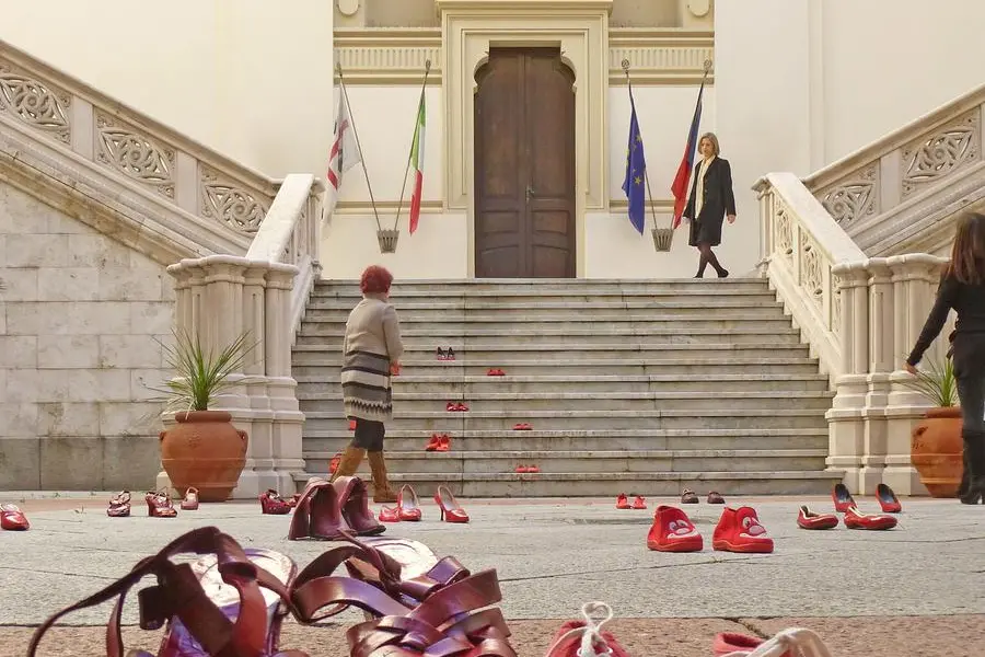 Scarpe rosse, simbolo della violenza contro le donne (foto\u00A0archivio L'Unione Sarda)