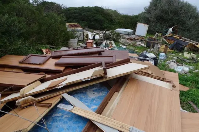 La discarica di mobili in via dell'Industria (foto Pala)