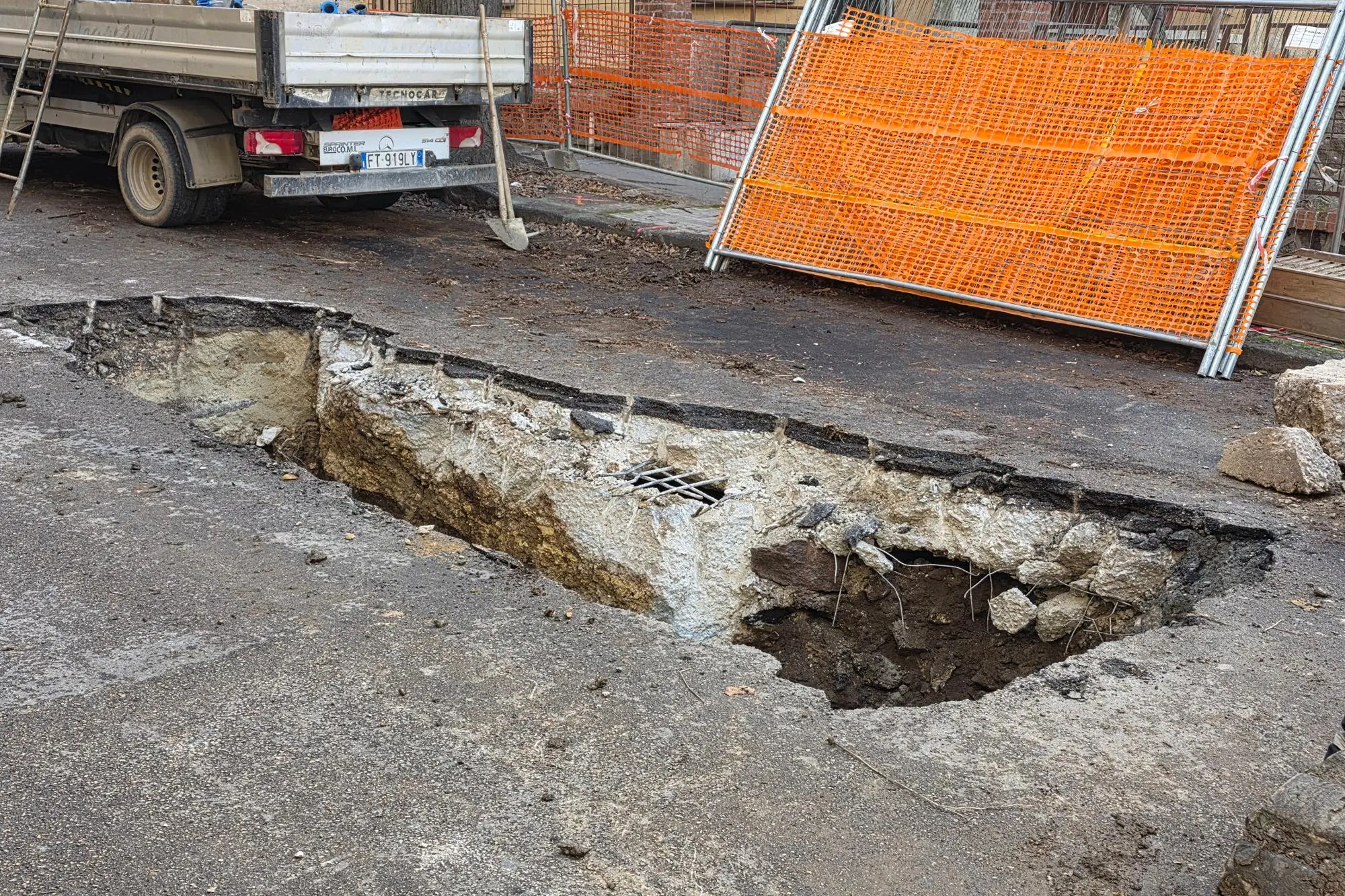 Sassari, la buca in viale San Francesco (foto Floris)