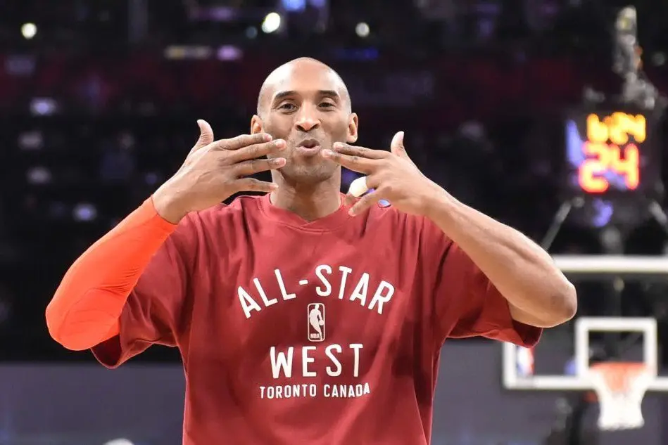 Kobe Bryant saluta i tifosi