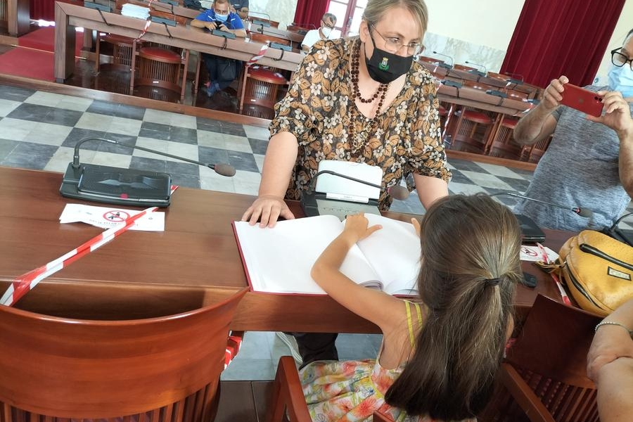 La bambina durante la lettura del documento (L'Unione Sarda - Scano)