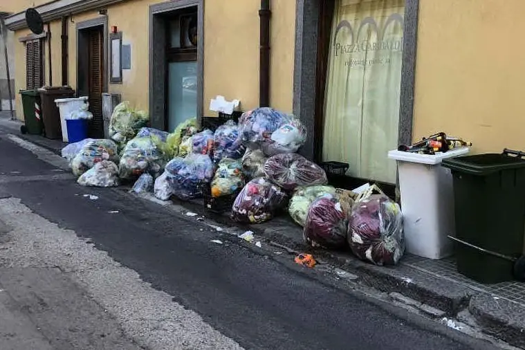 Montagne di rifiuti in via Libio (foto L'Unione Sarda - Pala)