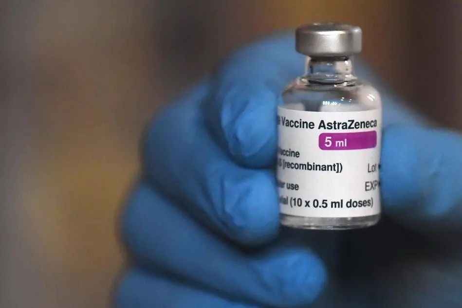 Il vaccino AstraZeneca (foto Ansa/Epa)