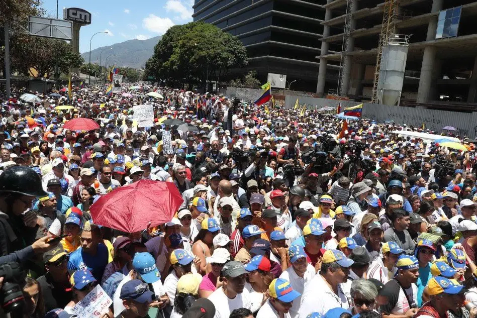 Folla per le strade di Caracas (Ansa)