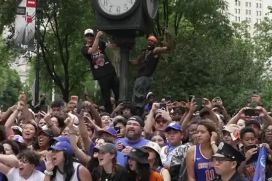 New York pazza per i Knicks: migliaia alla parata per i campioni Nba
