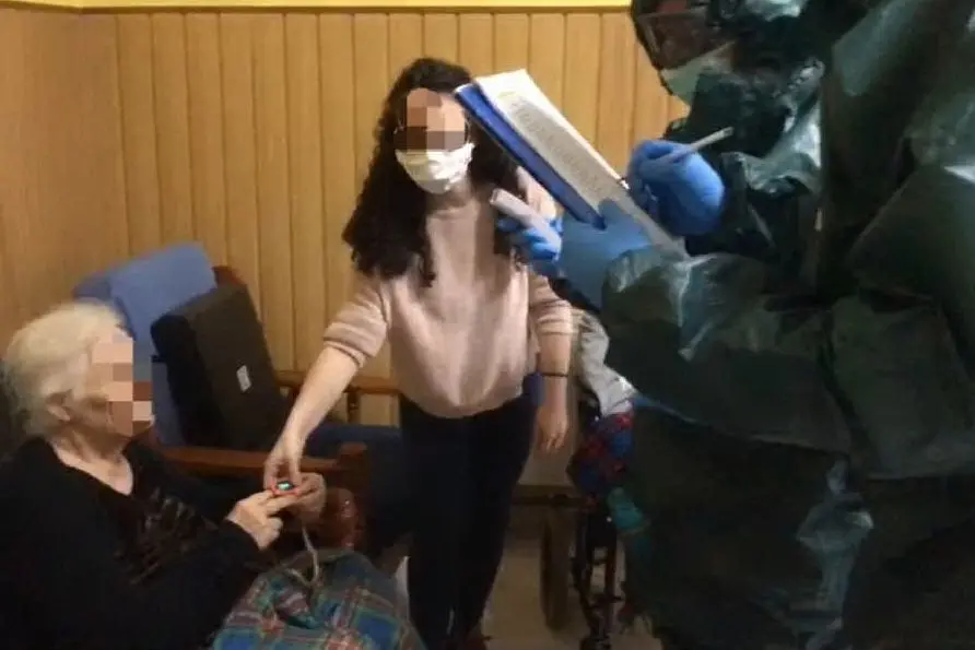 Screening clinici per un'anziana della casa di riposo (foto ufficio stampa dell'esercito)