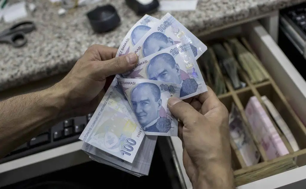 Il valore della moneta turca sta calando a ritmi vertiginosi - secondo Bloomberg ha perso oltre il 13% sul dollaro - e rischia di mettere in difficoltà non pochi investitori internazionali, in particolare europei
