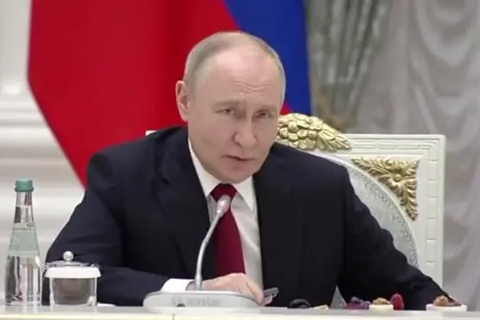 Putin ai soldati russi: "Kiev vuole dividerci, ma non ci riusciranno"