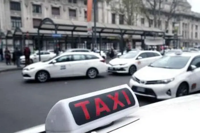 Taxi a Milano (Ansa)