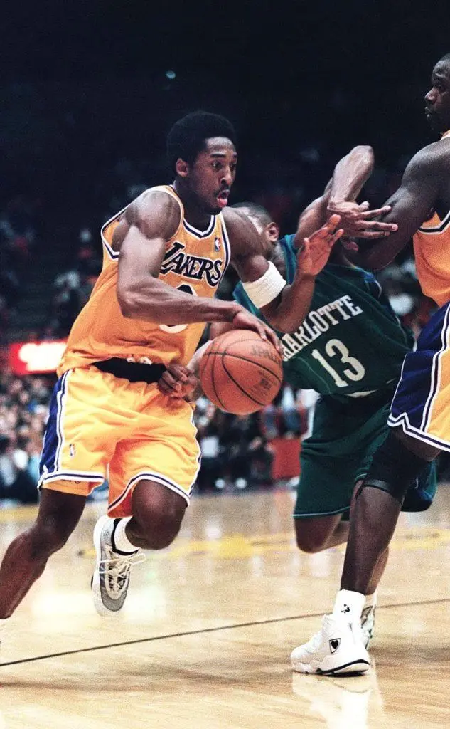 Un'intera carriera nei Los Angeles Lakers, è il primo cestista a giocare per vent'anni nella stessa squadra