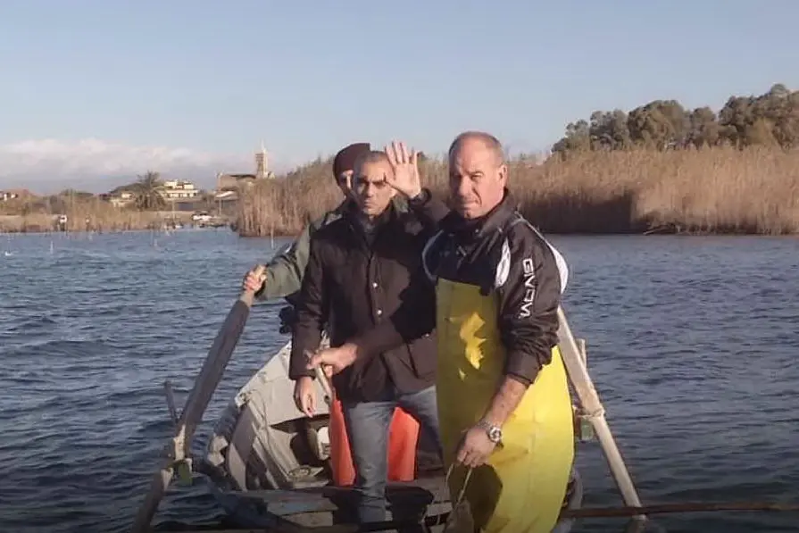 Emanuele Dessì nella laguna di Santa Giusta con due pescatori della cooperativa che gestisce il compendio ittico