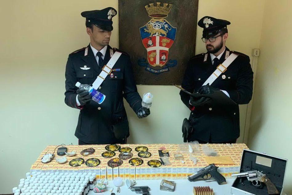 Fuori casa senza motivo, i carabinieri di Tempio scoprono che ha armi e droga