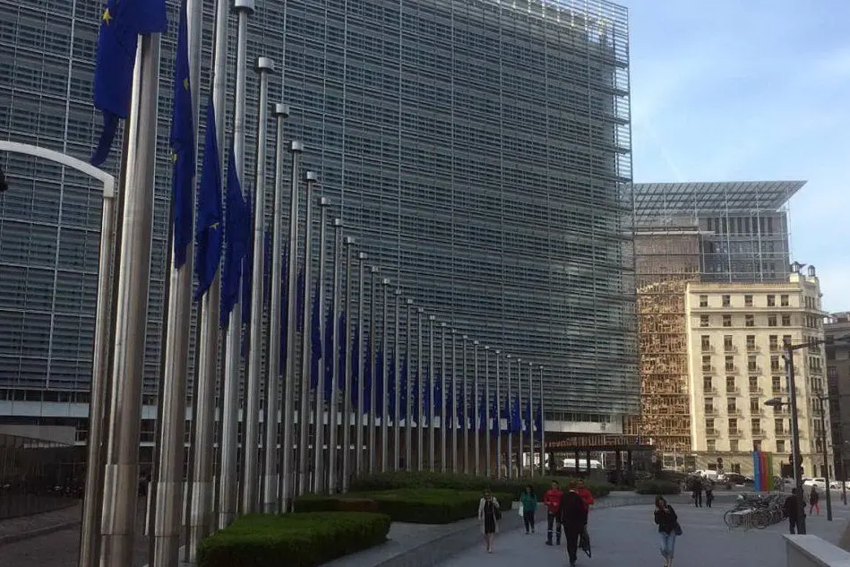 L'ingresso della Commissione Ue (Ansa)