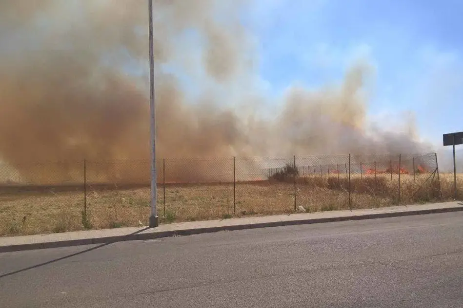 Emergenza incendi nel sud Sardegna: fiamme a Quartu (foto inviata dal nostro lettore Alberto)