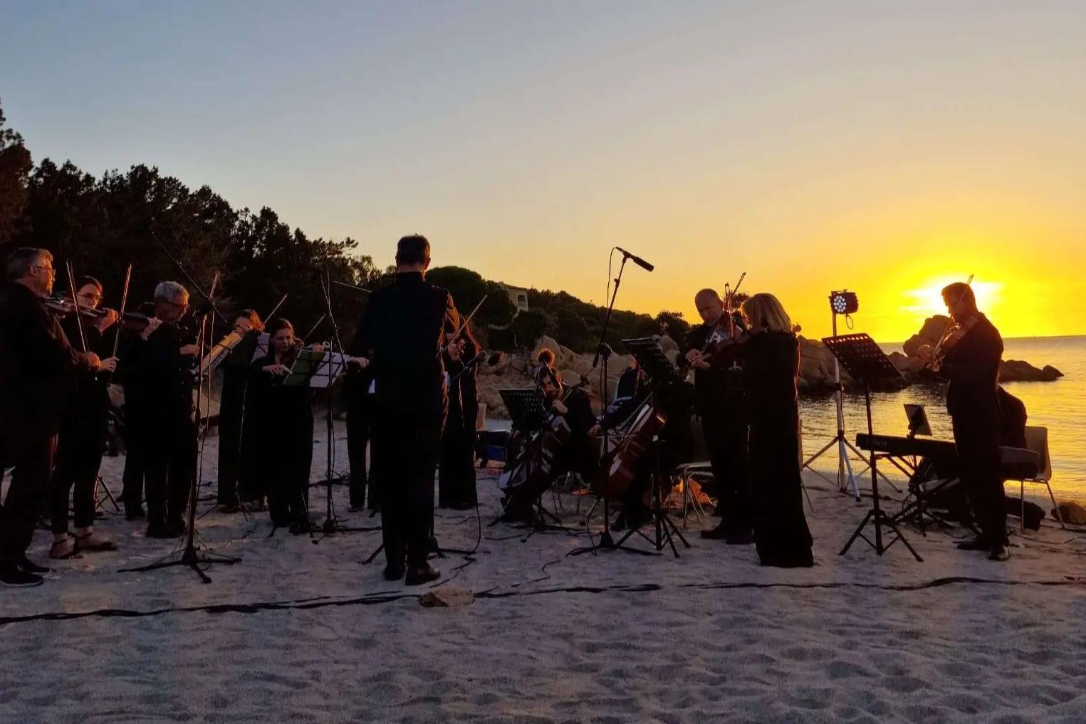 Concerto all’alba nella spiaggia di Capriccioli