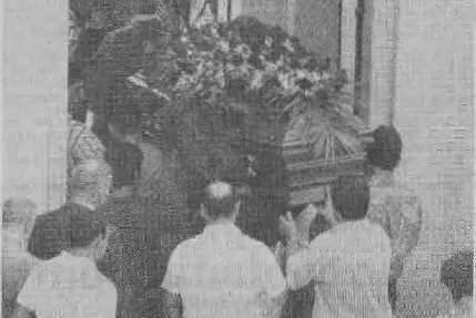 Un'immagine dei funerali a Mamoiada (archivio L'Unione Sarda)