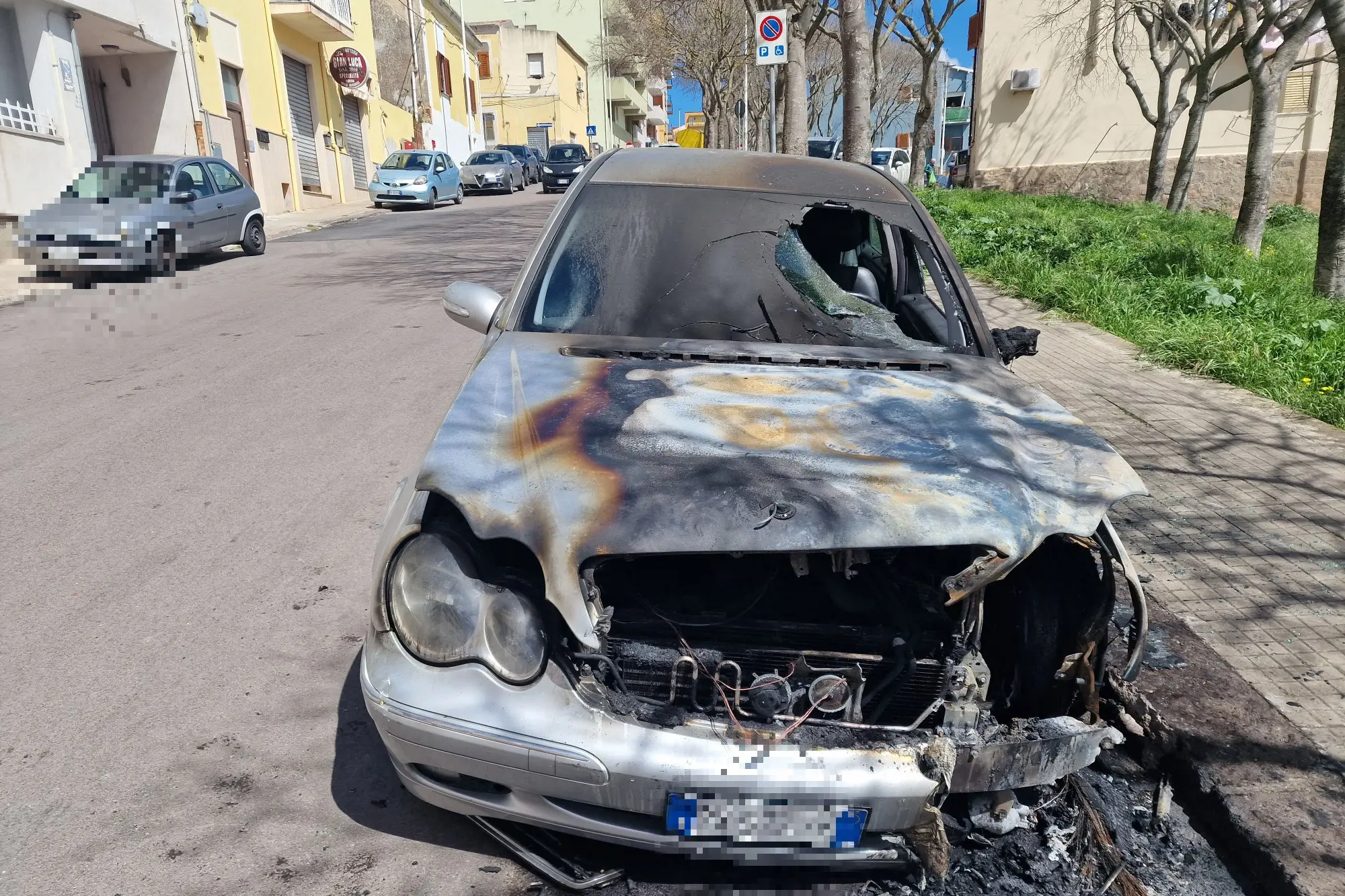L'auto bruciata in via Marghinotti (foto Floris)