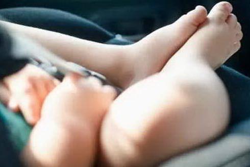 Lasciano il figlio di due anni in auto per andare a rubare: in manette