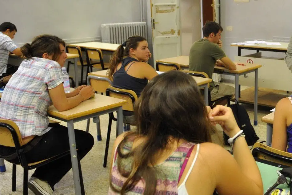 Alunni sui banchi di scuola