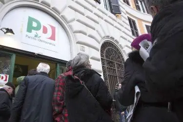 La fila ai seggi per le primarie Pd