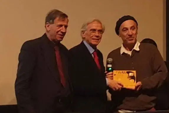 Tomaso Mannoni riceve il premio del pubblico da Antonio Maria Masia. A sinistra Sebastiano Tettei (foto circolo "Su Nuraghe)