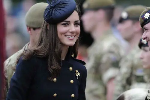 Kate sorridente saluta i soldati