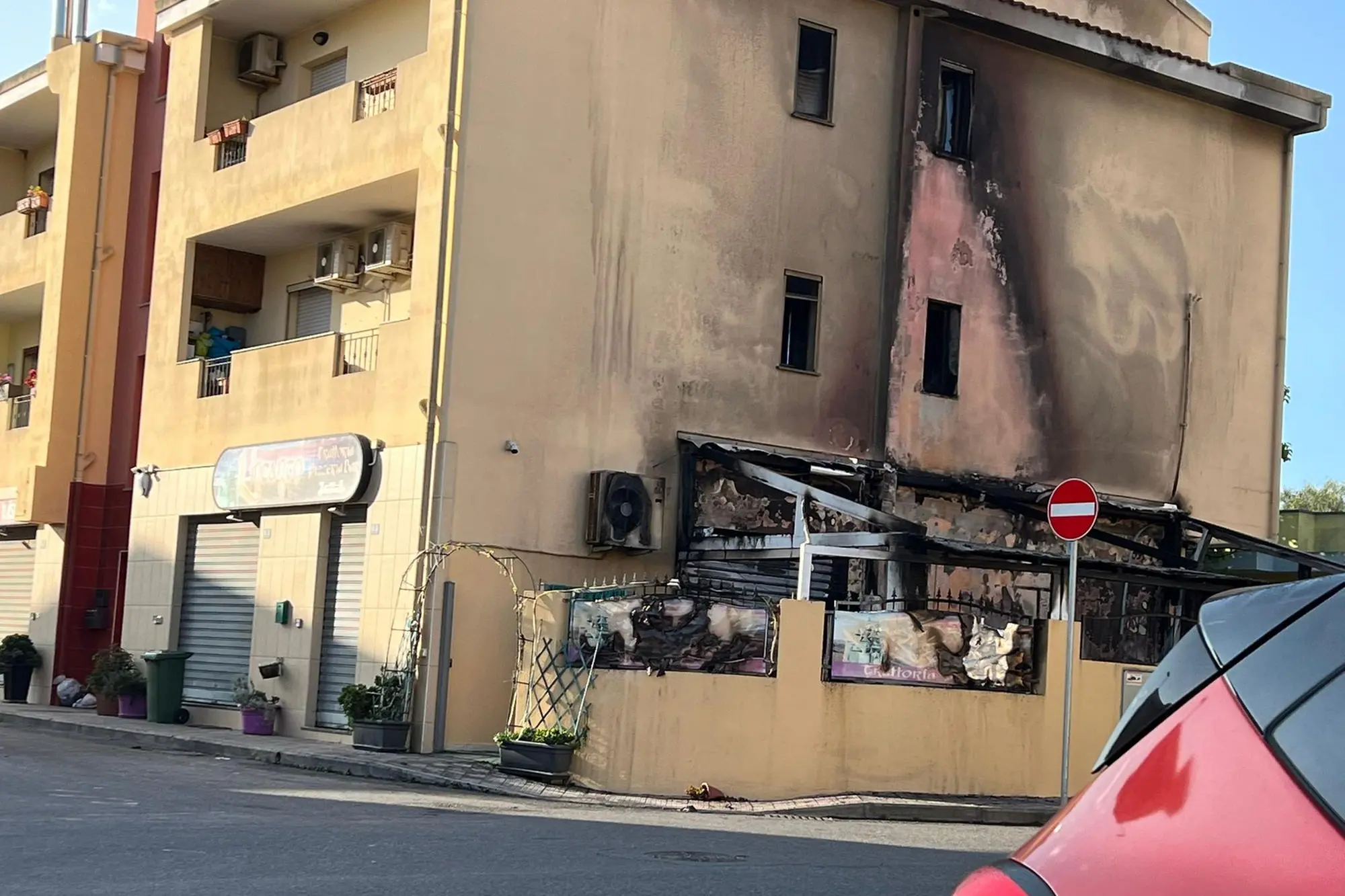 La pizzeria incendiata (foto Madeddu)