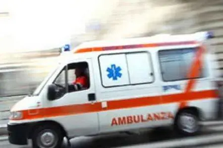 Un'ambulanza (foto L'Unione Sarda)