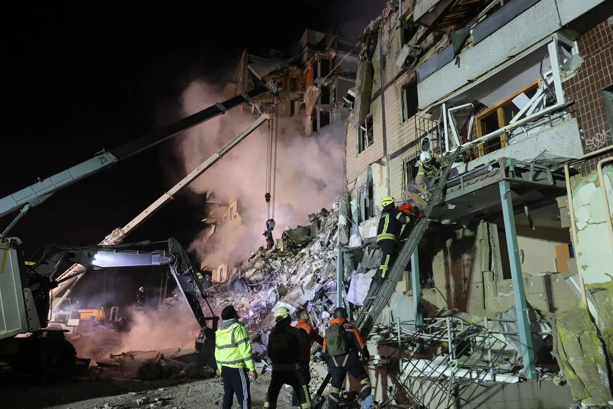Soccorritori al lavoro nel condominio distrutto (Ansa)