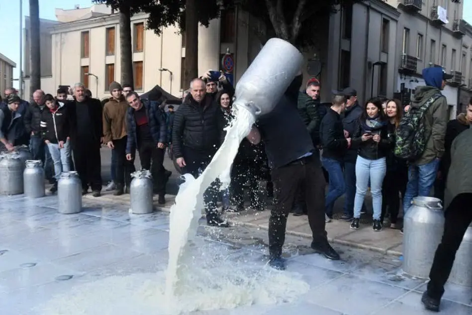 Una recente protesta di allevatori del comparto lattiero a Oristano (Ansa)