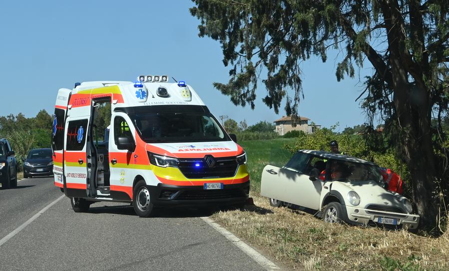 Auto finisce contro un albero
