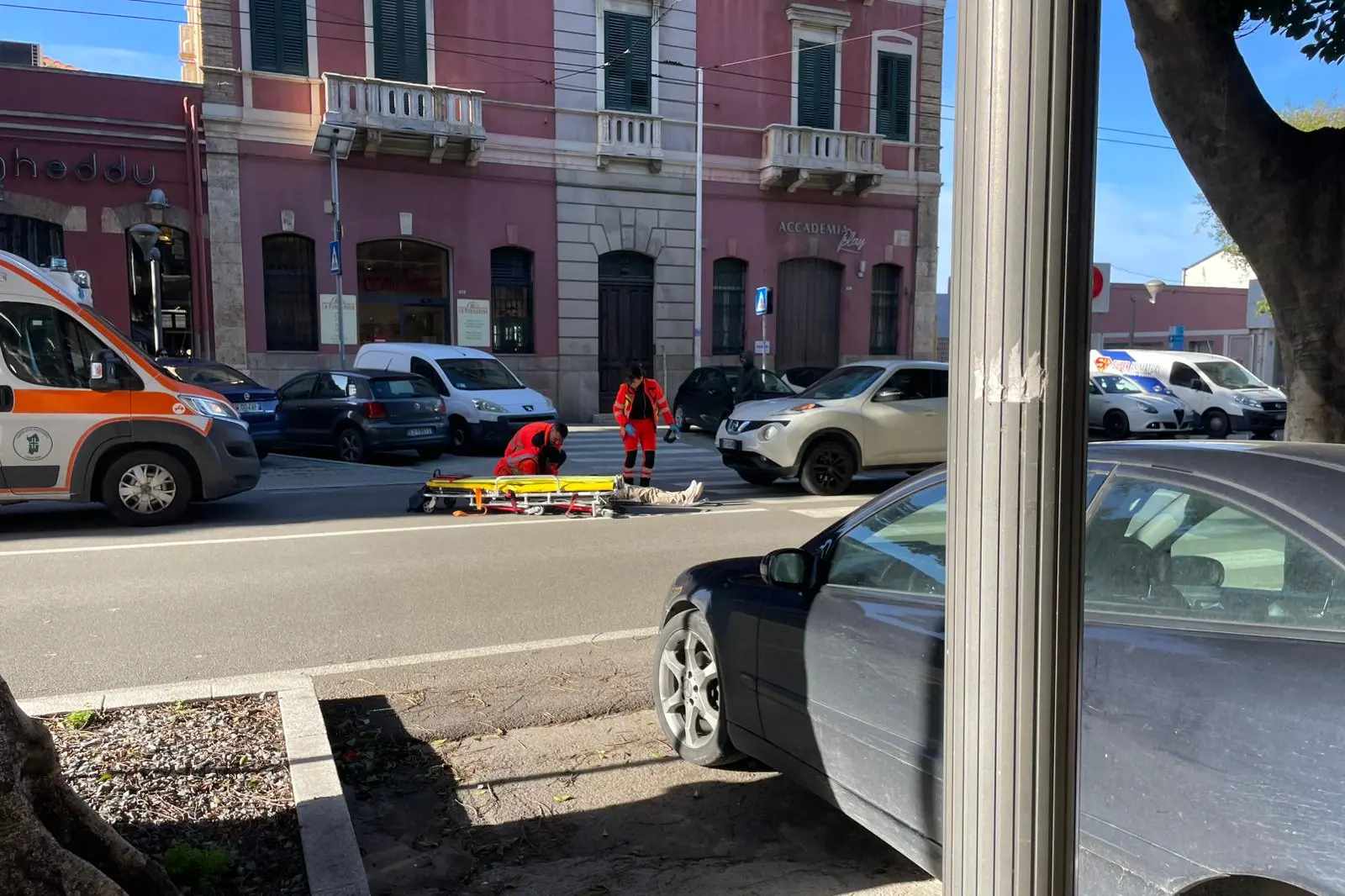 Pedone investito in viale Trieste a Cagliari (foto L'Unione Sarda)