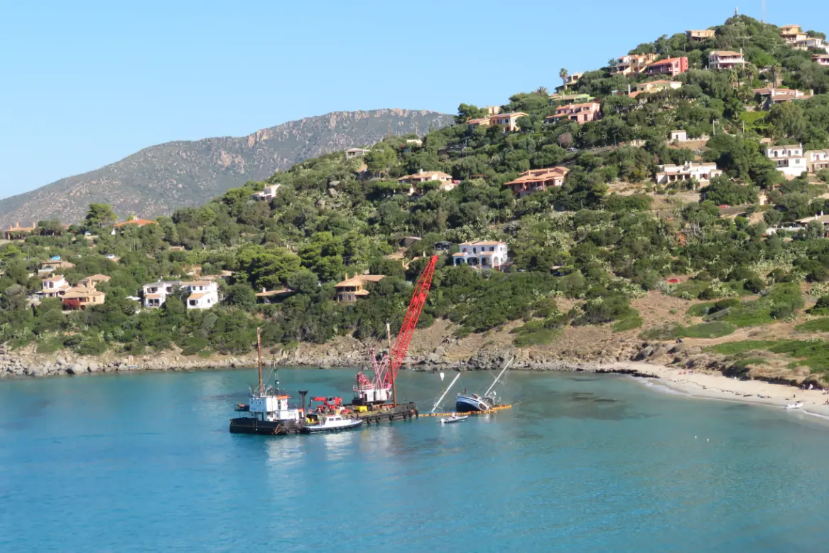 Via al recupero della barca a vela naufragata a Torre delle Stelle