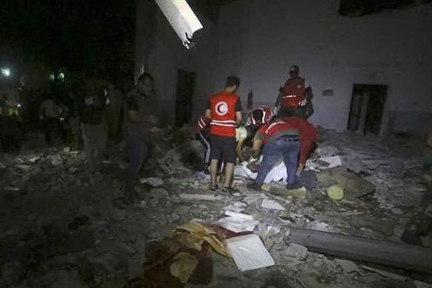 Tripoli, bombardato un centro per migranti: 40 morti