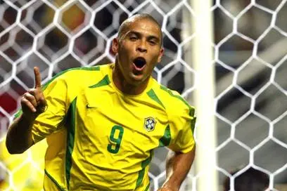 Il Fenomeno con la maglia del Brasile (le foto sono Ansa e Wikipedia)