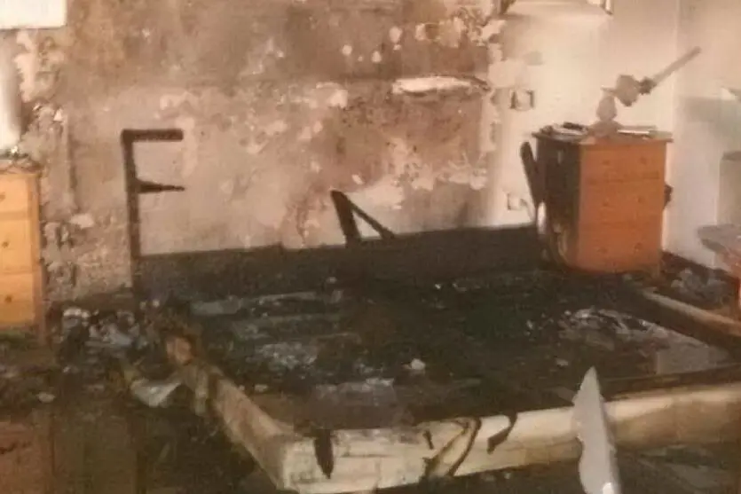 La camera da letto distrutta dall'incendio