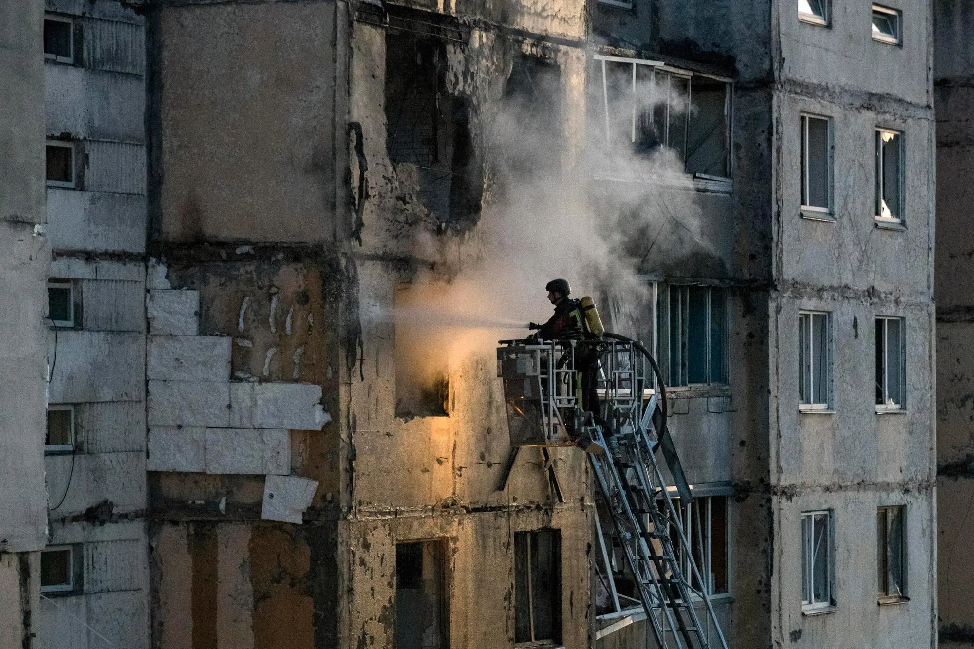 Danni a Kiev dopo un recente attacco russo (Ansa-Epa)