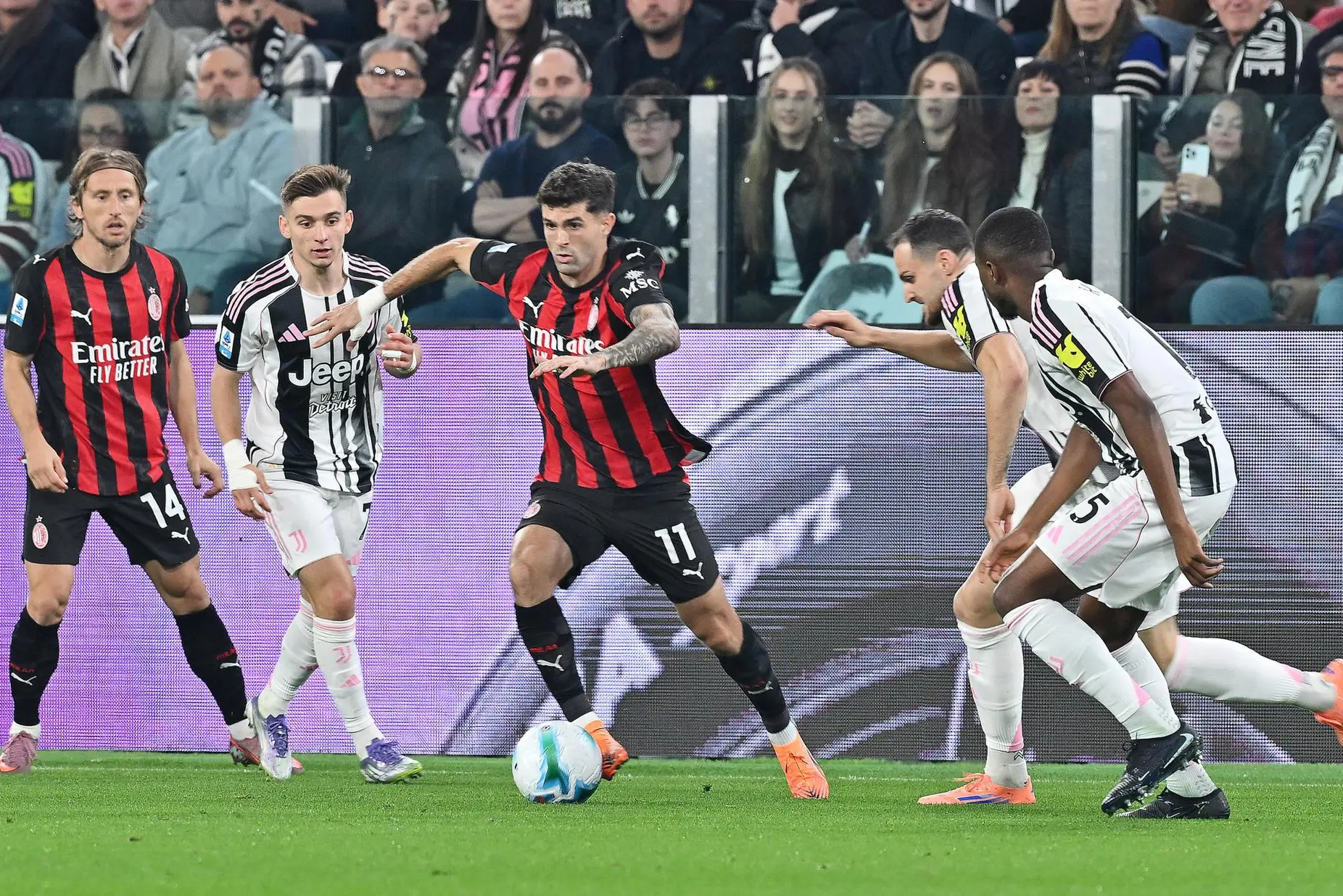 Milan'sChristian Pulisic in action during the Italian Serie A soccer match Juventus FC vs AC Milan at the Allianz Stadium in Turin, Italy, 5 October 2025 ANSA/ALESSANDRO DI MARCO
