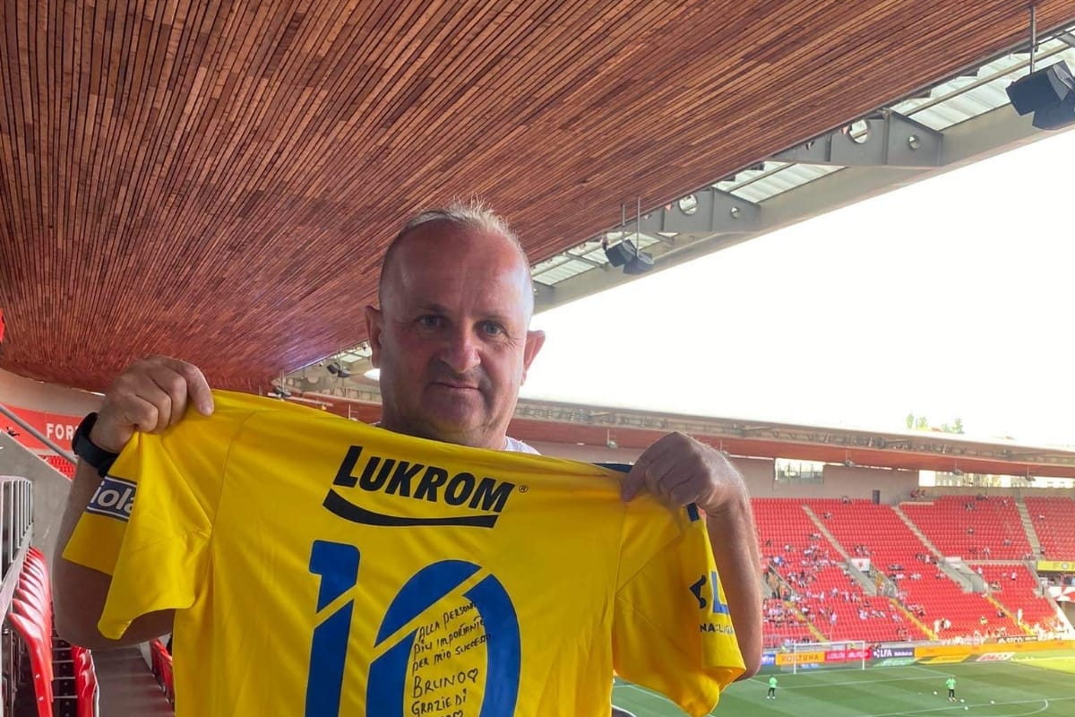 Bruno Piroddi nello stadio dello Slavia Praga mostra la maglia di Jawo (foto concessa)