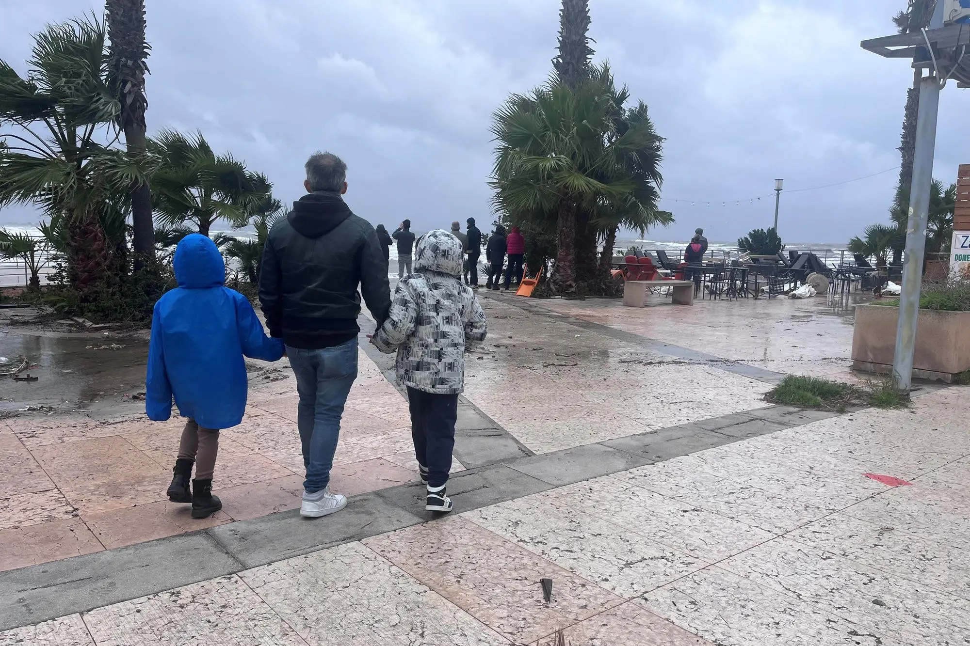 Curiosi al Poetto (Marina Piccola) con bambini al seguito