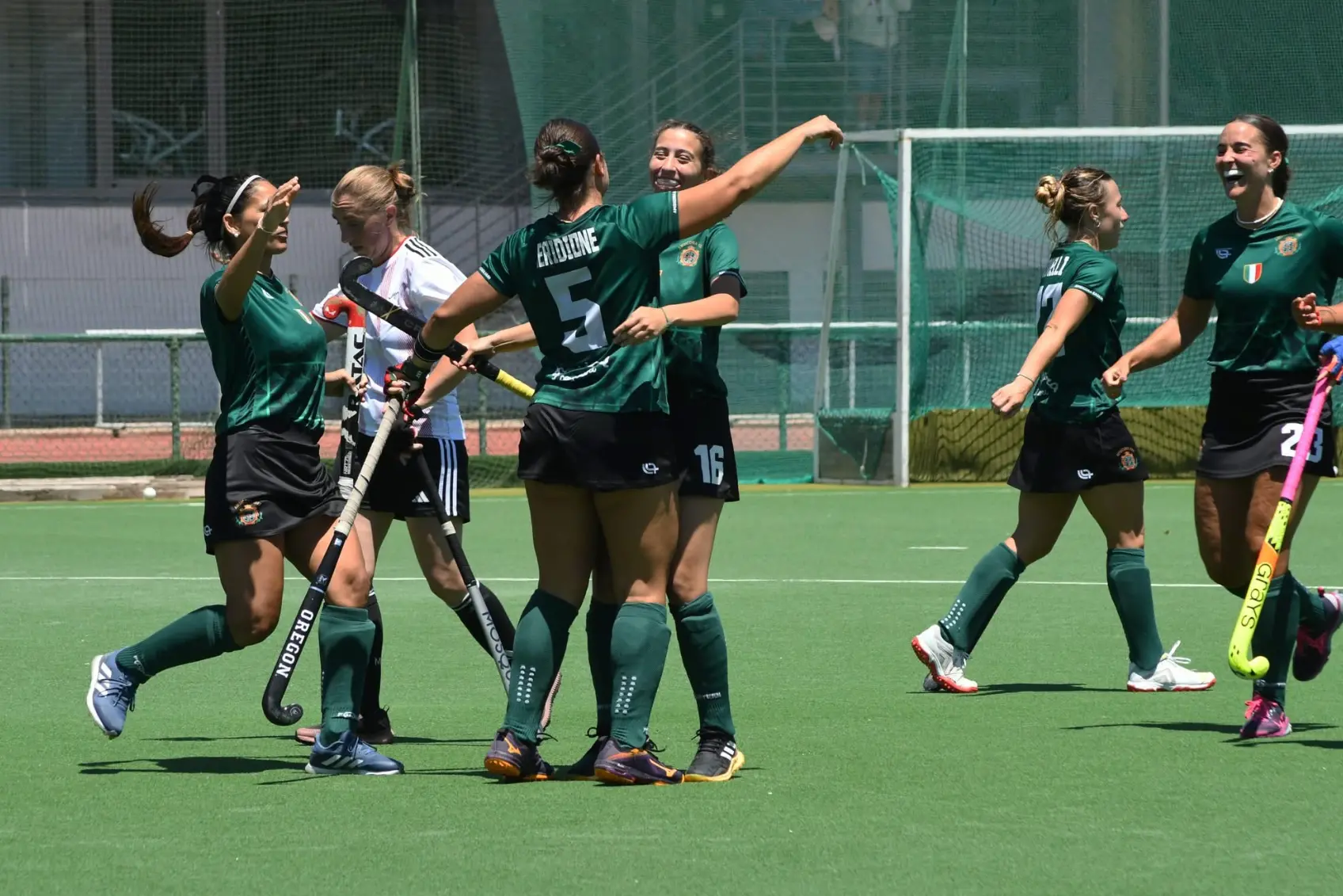 L'esultanza dell'Amsicora dopo la rete di Meridione nel match con l'HP Milano (foto Giuseppe Meloni)