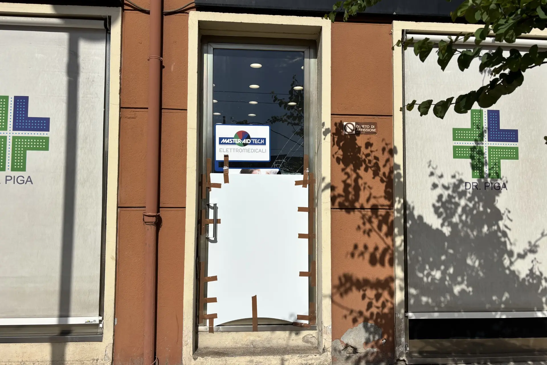 La spaccata nella parafarmacia Piga di via Dante (foto Carta)